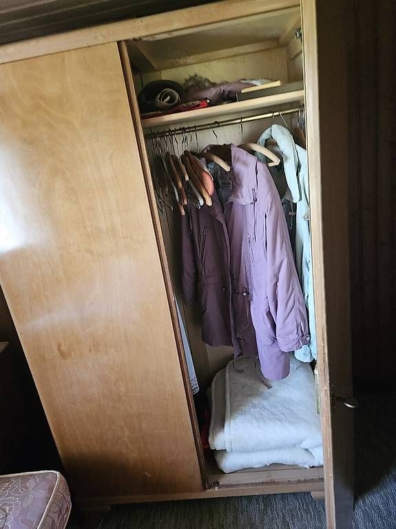 Armoires: Kleiderschrank – D'occasion à Degersheim par jakschw