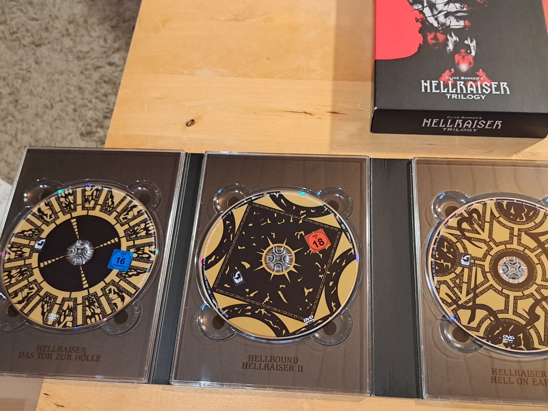 Tutti i DVDs: Clive Barker's HELLRAISER Trilogy, Boxset mit 5 Discs, UNCUT – Nuovo (secondo la descrizione) da Unterseen venduto da Kanica 7