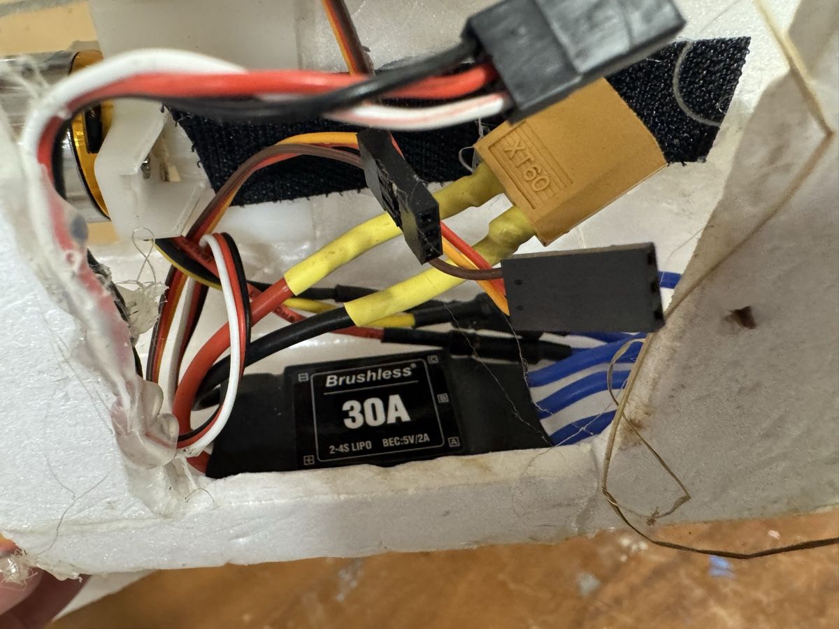 Modellismo RC: RC Flugzeug Modell Eigenbau 2200KV Motor 30A Regler – Usato da Oeschenbach venduto da Cyrax01 2