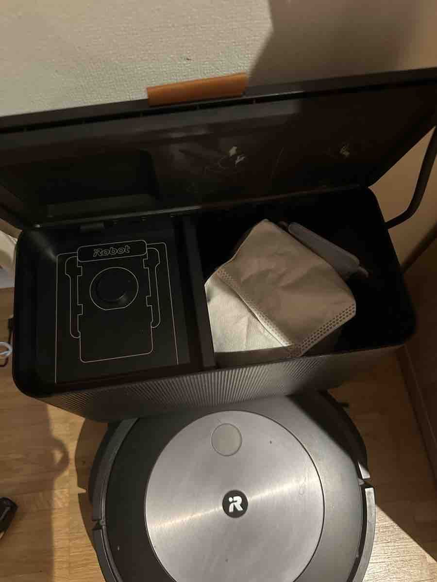 Irobot Aspirateurs & Accessoires: iRobot Roomba Saugroboter mit Absaugstation – D'occasion à Aarau par S.Herzog 1