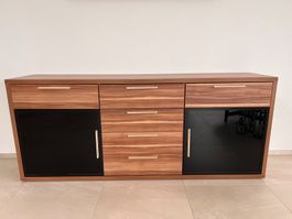 Sideboard Nussbaum/Schwarz mit goldener / silberner Griffe