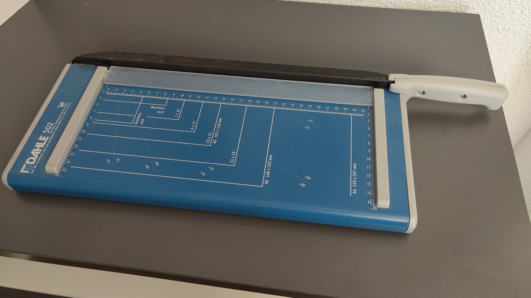 Tous les outils: Papier Schneidemaschine – D'occasion à Tuggen par ben_dm9r 1