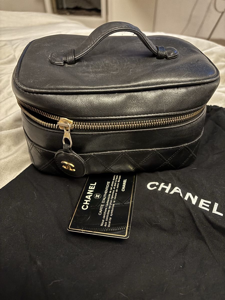 Chanel Custodie per cosmetici: Chanel Vanity Necessaire Leder, schwarz – Usato da St. Gallen venduto da heartbug