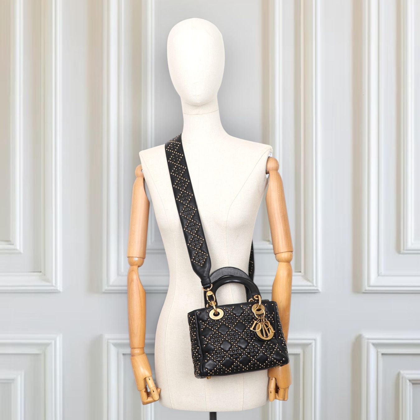 Dior Taschen für Damen: Dior Lady Dior Small Stud schwarz GHW – Gebraucht aus Binningen von Designerlabels 1