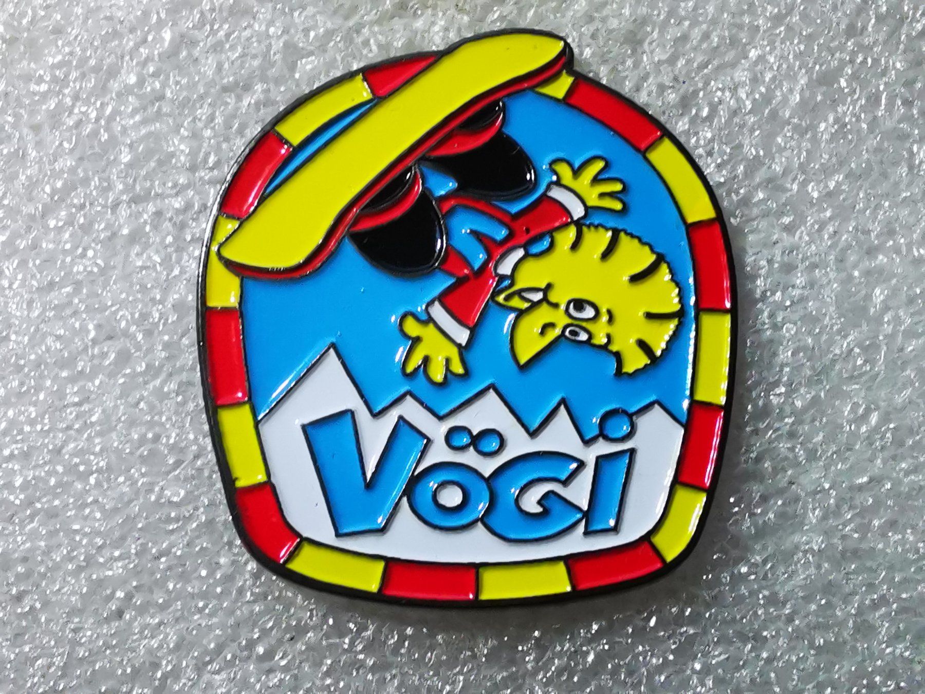 Placchette & Badge: Ansteckpin 54: Vögi – Usato da Oppligen venduto da Pin-Fall-Shop