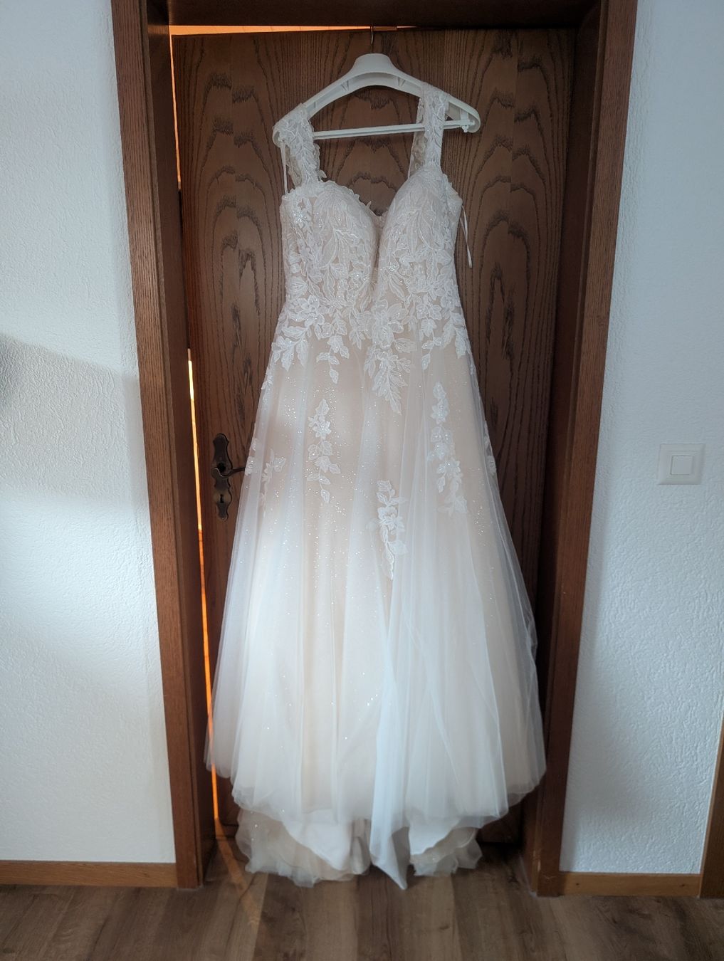 Kleider: Brautkleid mit Spitze und Glitzertüll, Grösse 50, gebraucht – Gebraucht aus Kaisten von dan_l57d