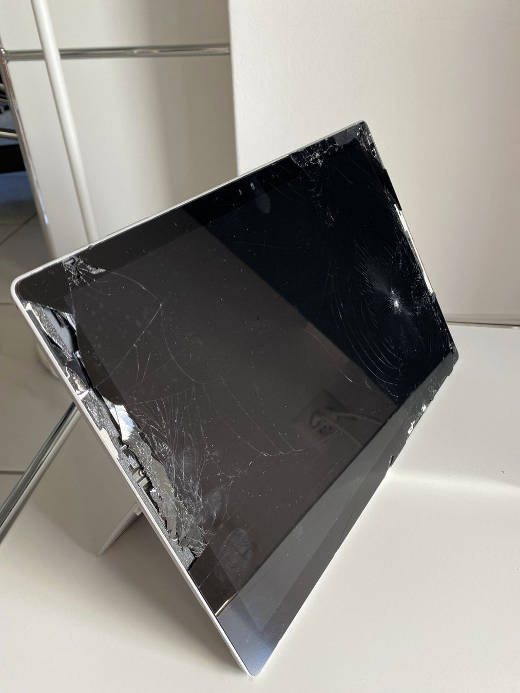 Microsoft Notebooks: Microsoft Surface Pro 4 1724 – Displayschaden defekt – Defekt aus Wetzikon ZH von BackToRetro 4