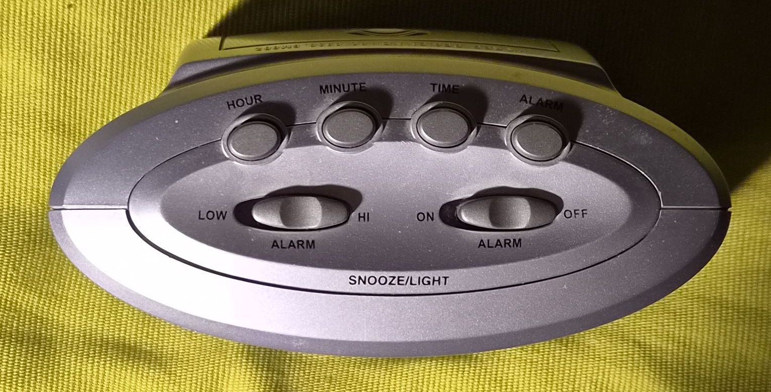 Réveils: Intertronic LCD Wecker Typ 826, silberfarben – D'occasion à Zürich par Carli 1