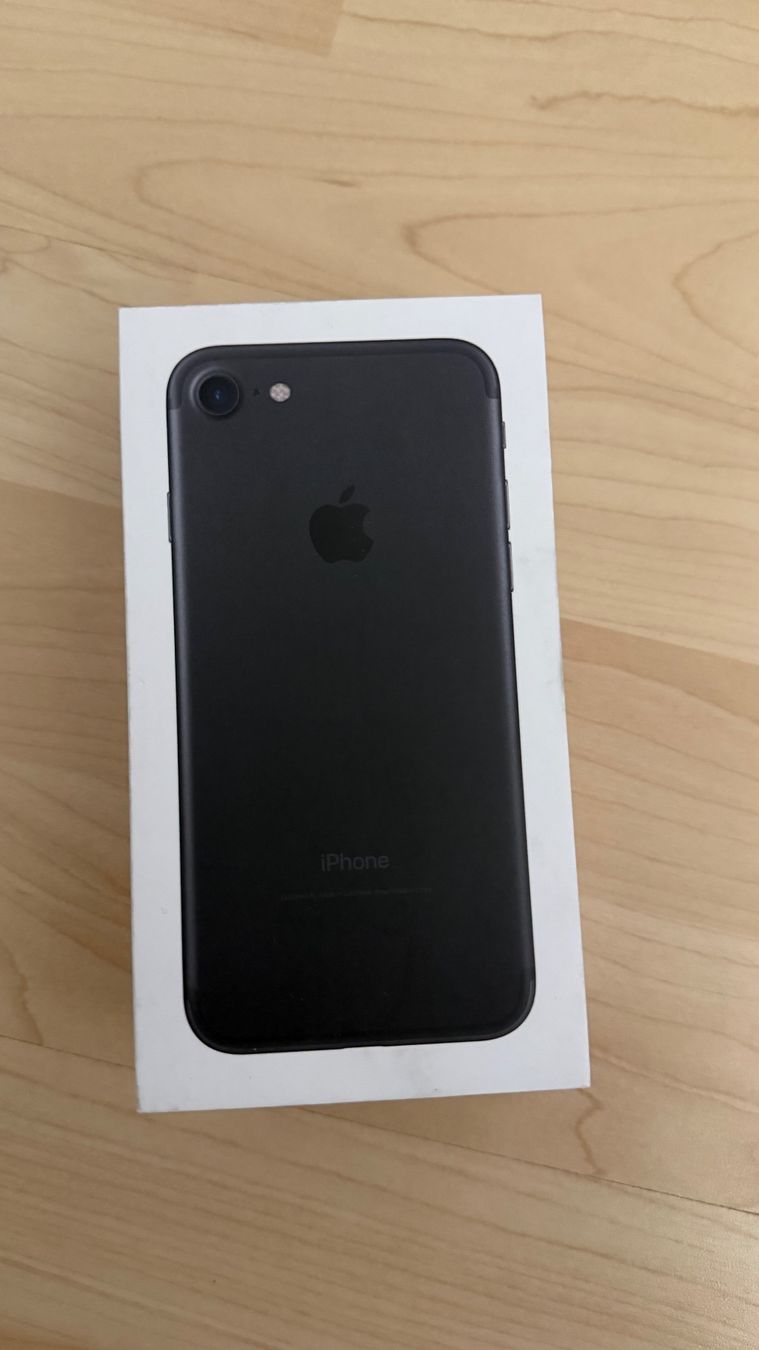 Sonstige Dekorationen & Accessoires: Boite iPhone 7 noir 32GB, bon état – Gebraucht aus Develier von loicb1997