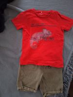 T-Shirt und kurze Hosen