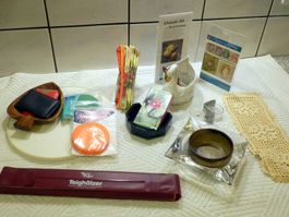 Lot Flohmarktatikel, drehbar Serviertplatte, gehäkeltes etc.