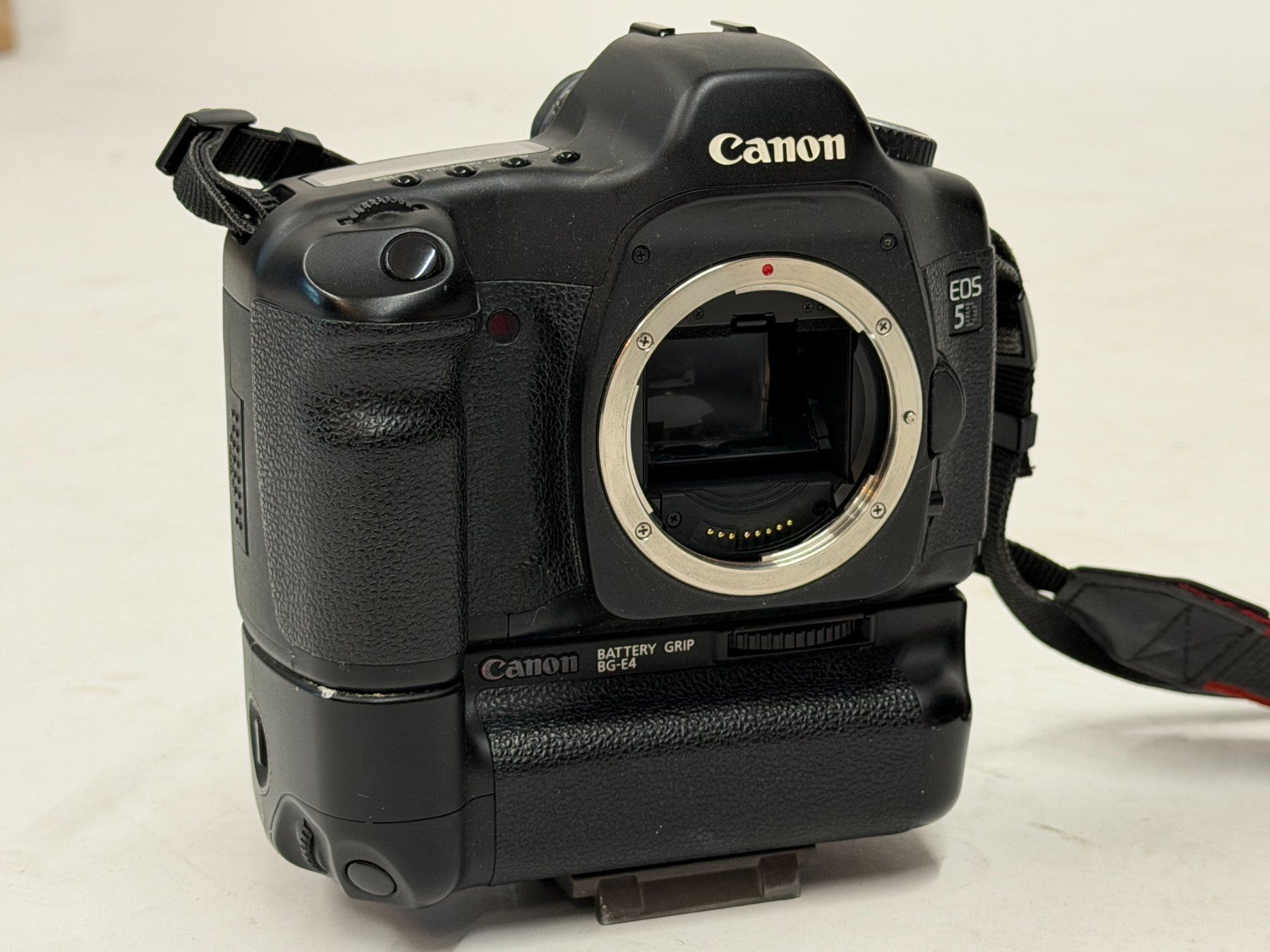 Canon Kamera: Canon EOS 5D + Original Canon BG-E4 Batteriegriff – Gebraucht aus Olten von antonio.troia