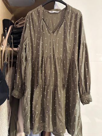 Olivegrünes, pünktchen Kleid Zara Damen