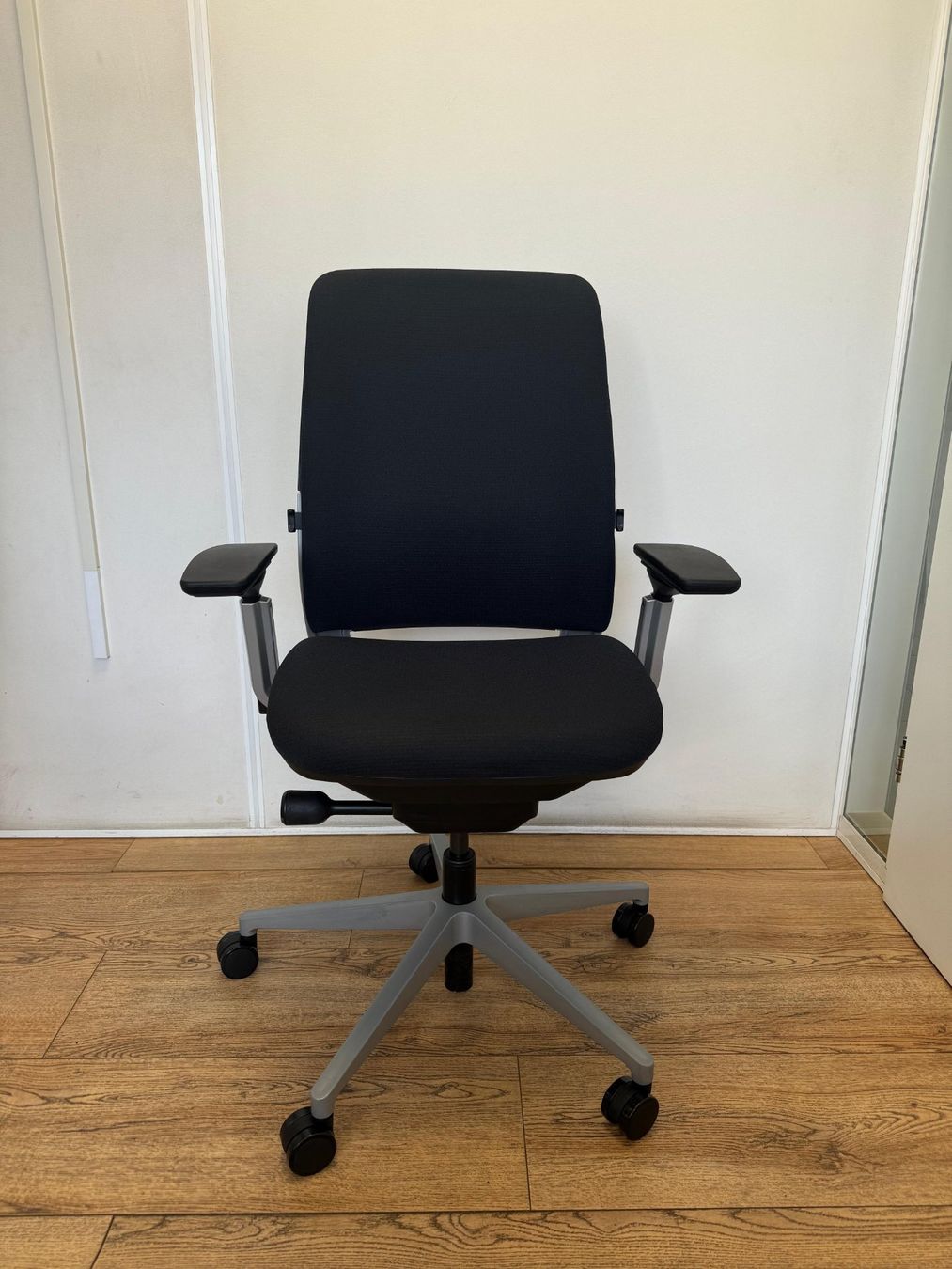 Steelcase Stühle: Steelcase Amia Grey/Black – Gebraucht aus Purmerend von Offeco