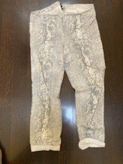 weiss-silberne hose mit schlangendruck gr.48