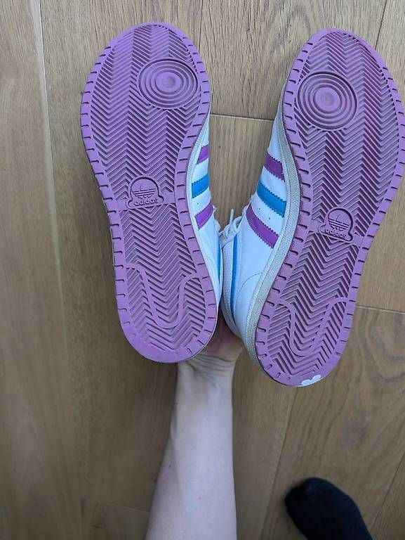 Chaussures femmes: Adidas Sneakers 38/39 – D'occasion à Biel/Bienne par yya_26cz 1