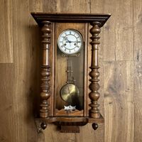 Antike Wanduhr mit Pendel