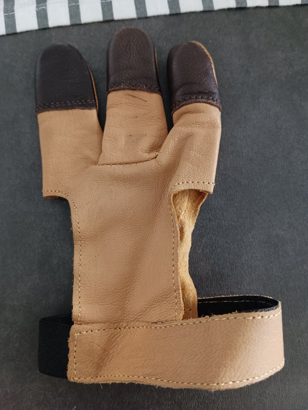 Guanti & manicotti: Handschuh Bogenschutz Gr. XXS – Usato da Würenlingen venduto da Striga