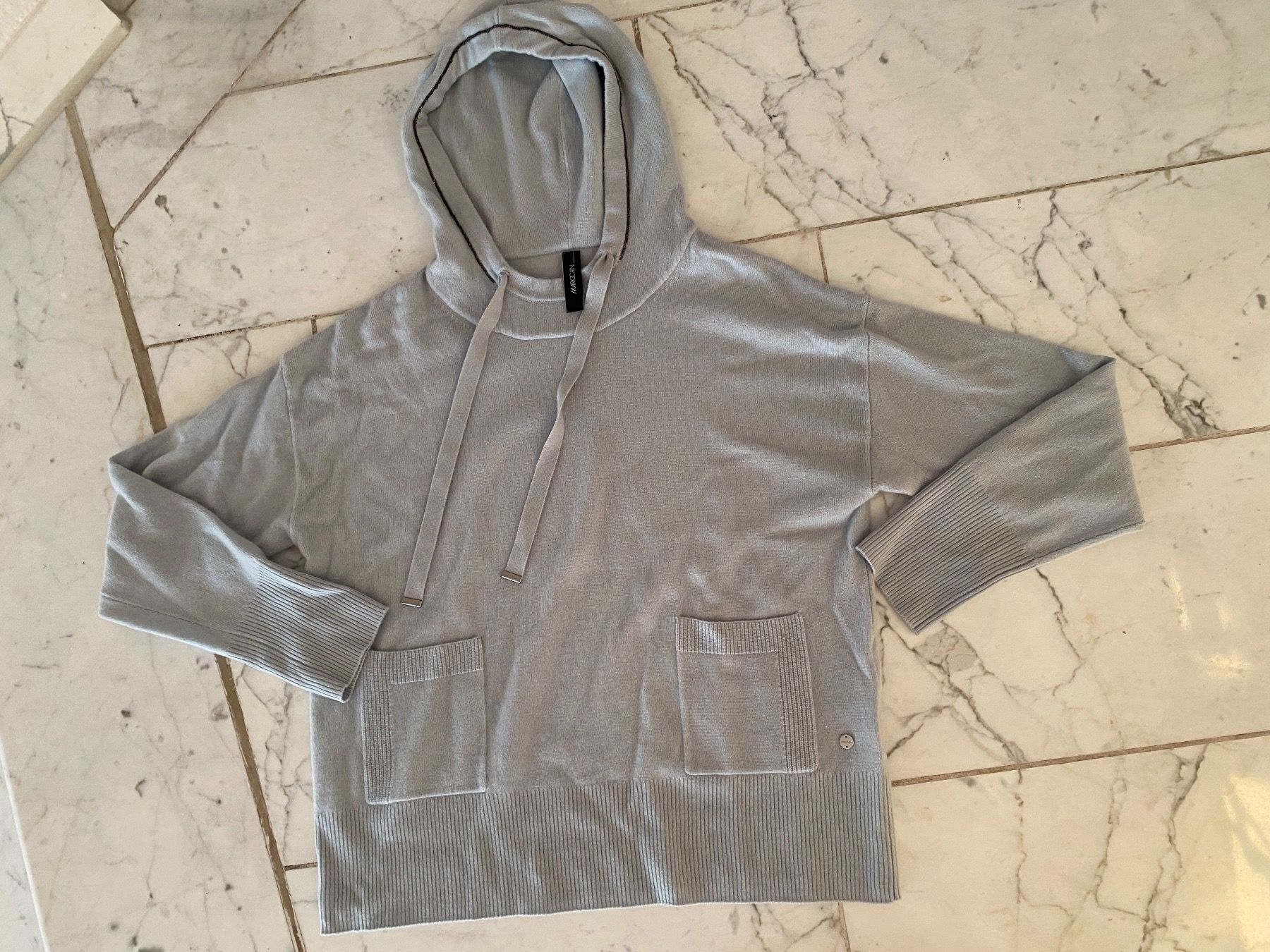 Marc Cain Maglioni & Felpe: Kapuzenpullover Kaschmir mit Schmuckband  Gr 38 – Nuovo e nell'imballaggio originale da Volketswil venduto da praxis12 1