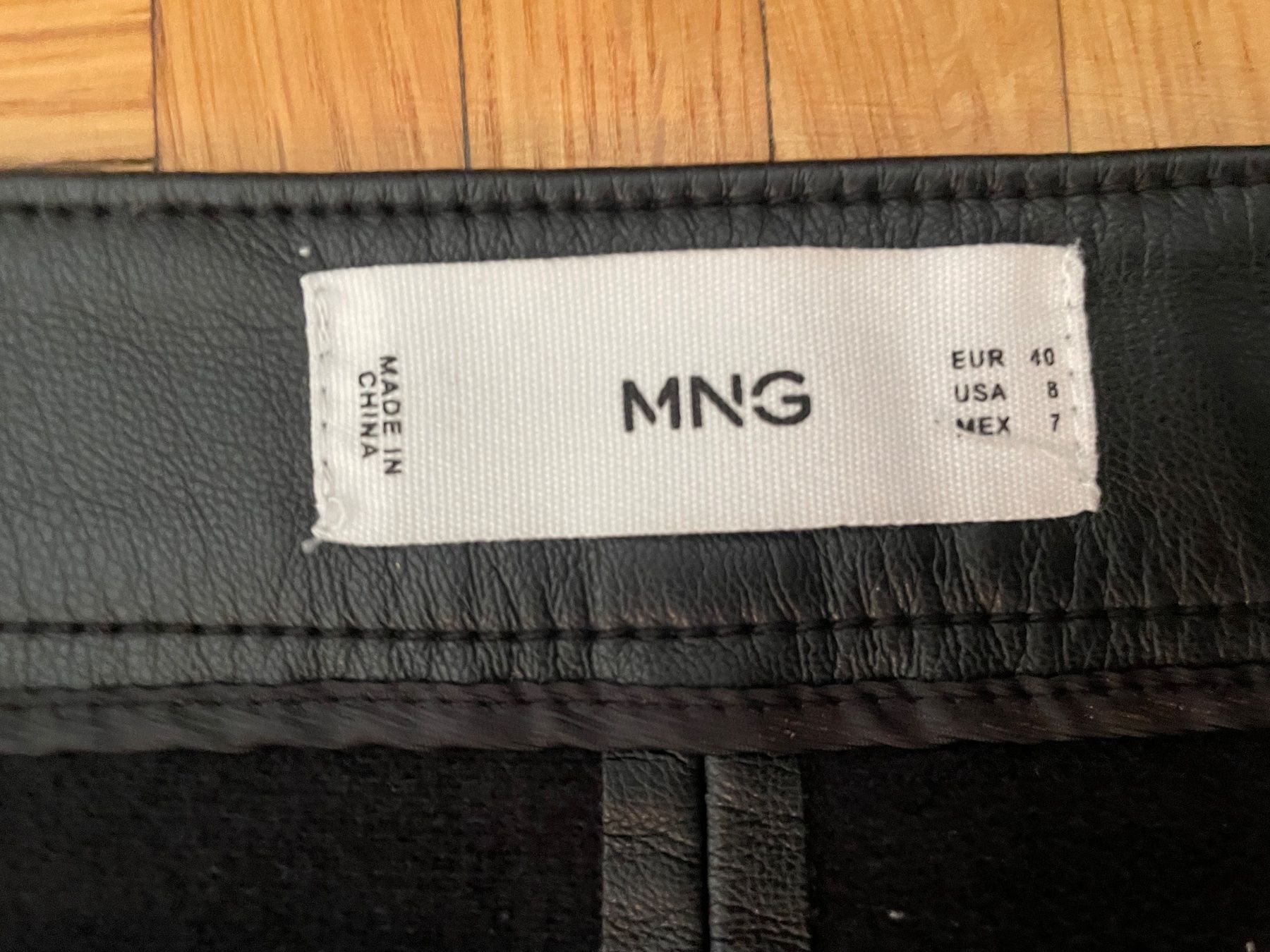 Gonne: Schwarzer Rock von Mango, Grösse 40 – Usato da Zürich venduto da Maggi1980 2