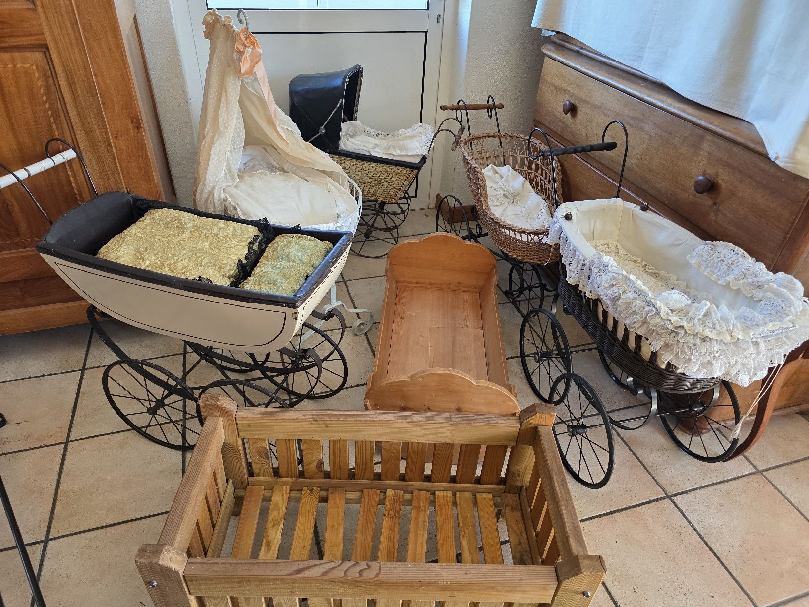 pour collectionneur lot de poussette de poupée et petit lit (Gebraucht ...