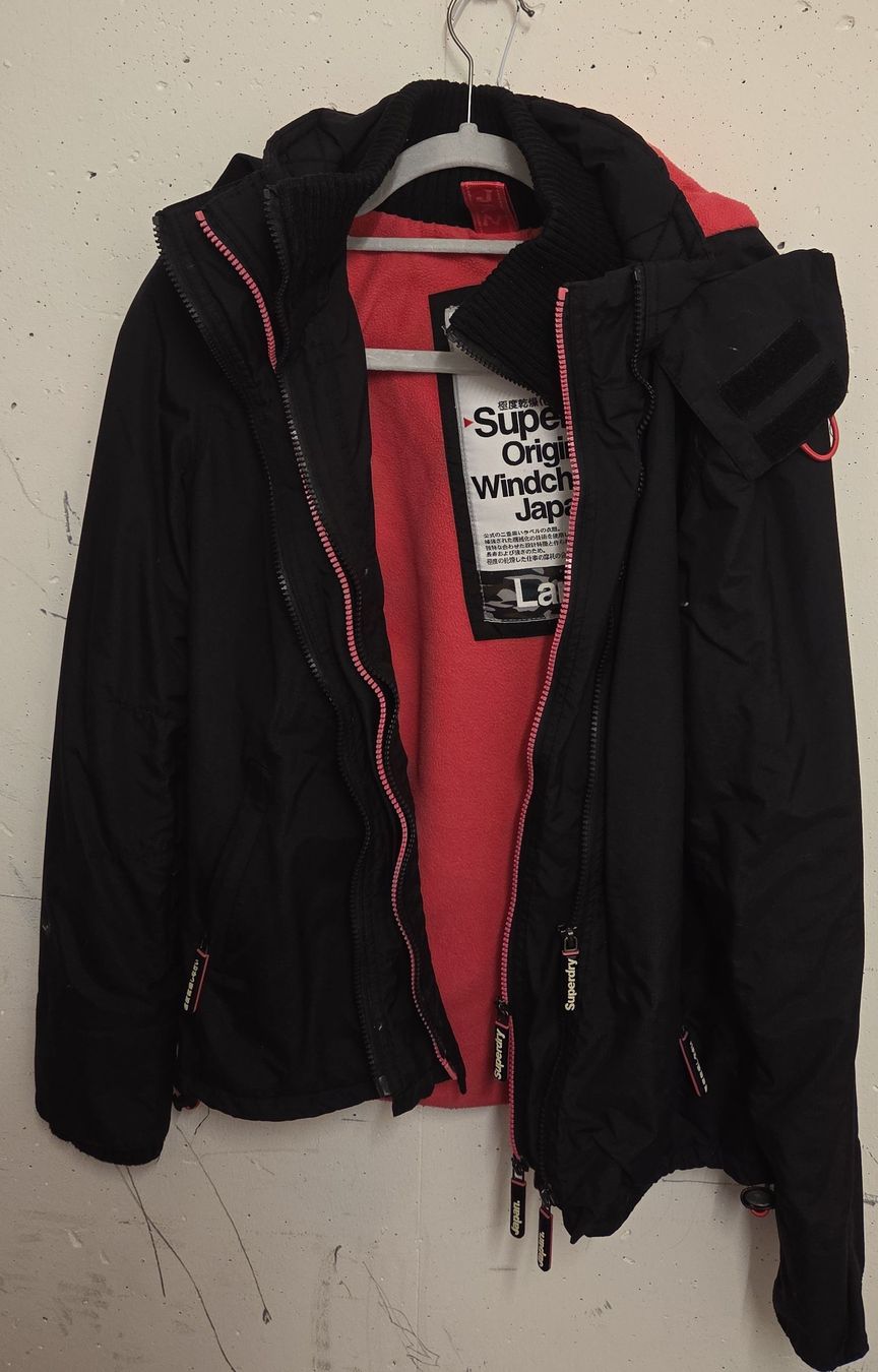Superdry Giacche: Superdry Windcheater Jacke schwarz gebraucht – Usato da Subingen venduto da DENDLE20