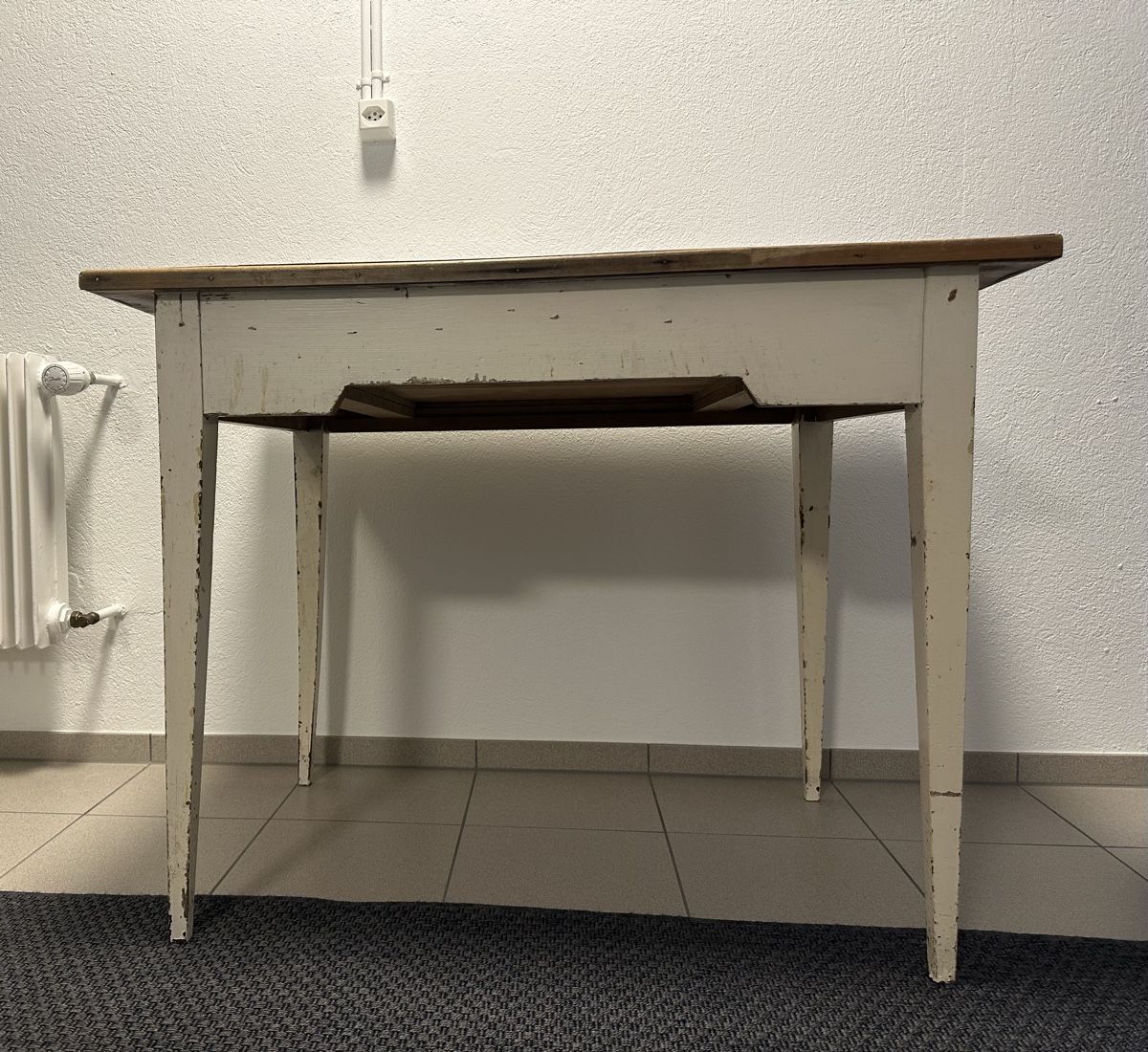 Tavoli: Antiker Tisch mit Schublade – Usato da Stans venduto da Osteophyt 5