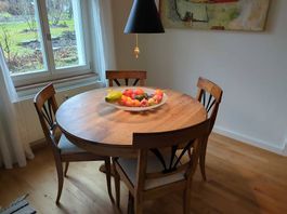 Tisch mit Nussbaumplatte