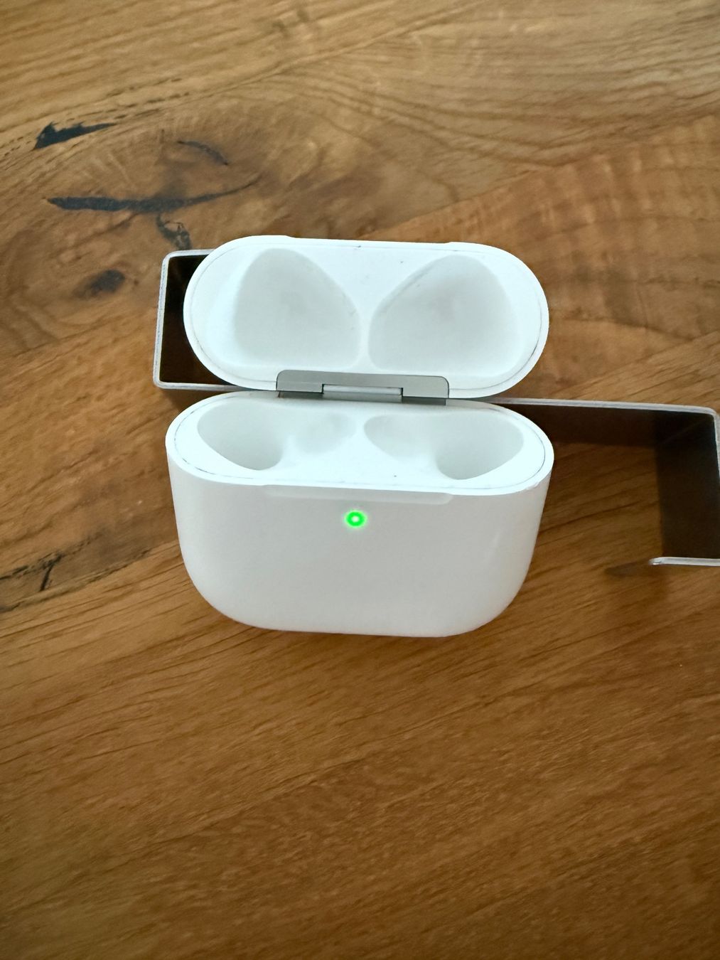 Apple Kopfhörer: APPLE AirPods 4 Charging Case – Gebraucht aus Lausanne von Nine1982