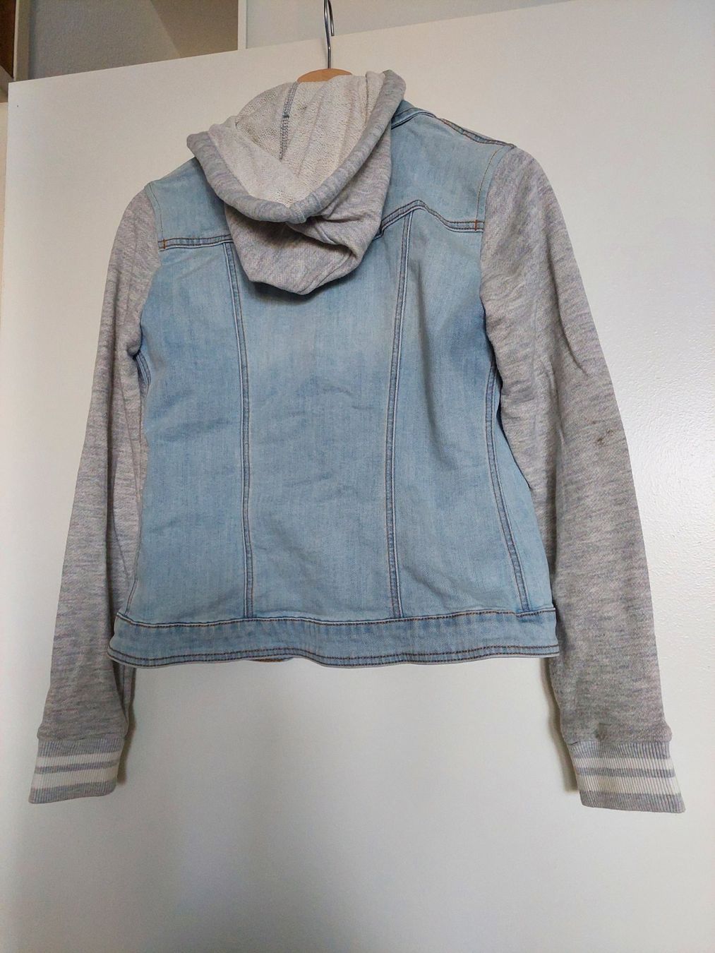 Guess Giacche: GUESS JEANSJACKE GR. S – Usato da Münchenstein venduto da Strupfi 3