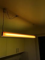 Pendelleuchte Linear – orange/weiss, 118 cm 