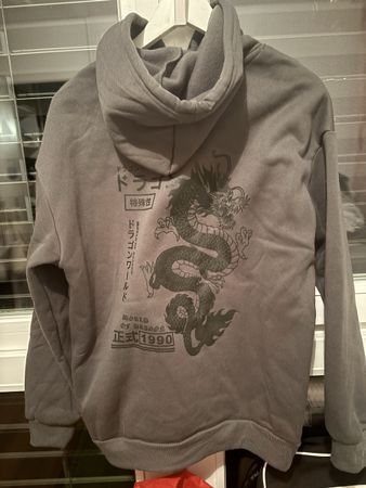 Grauer Pullover