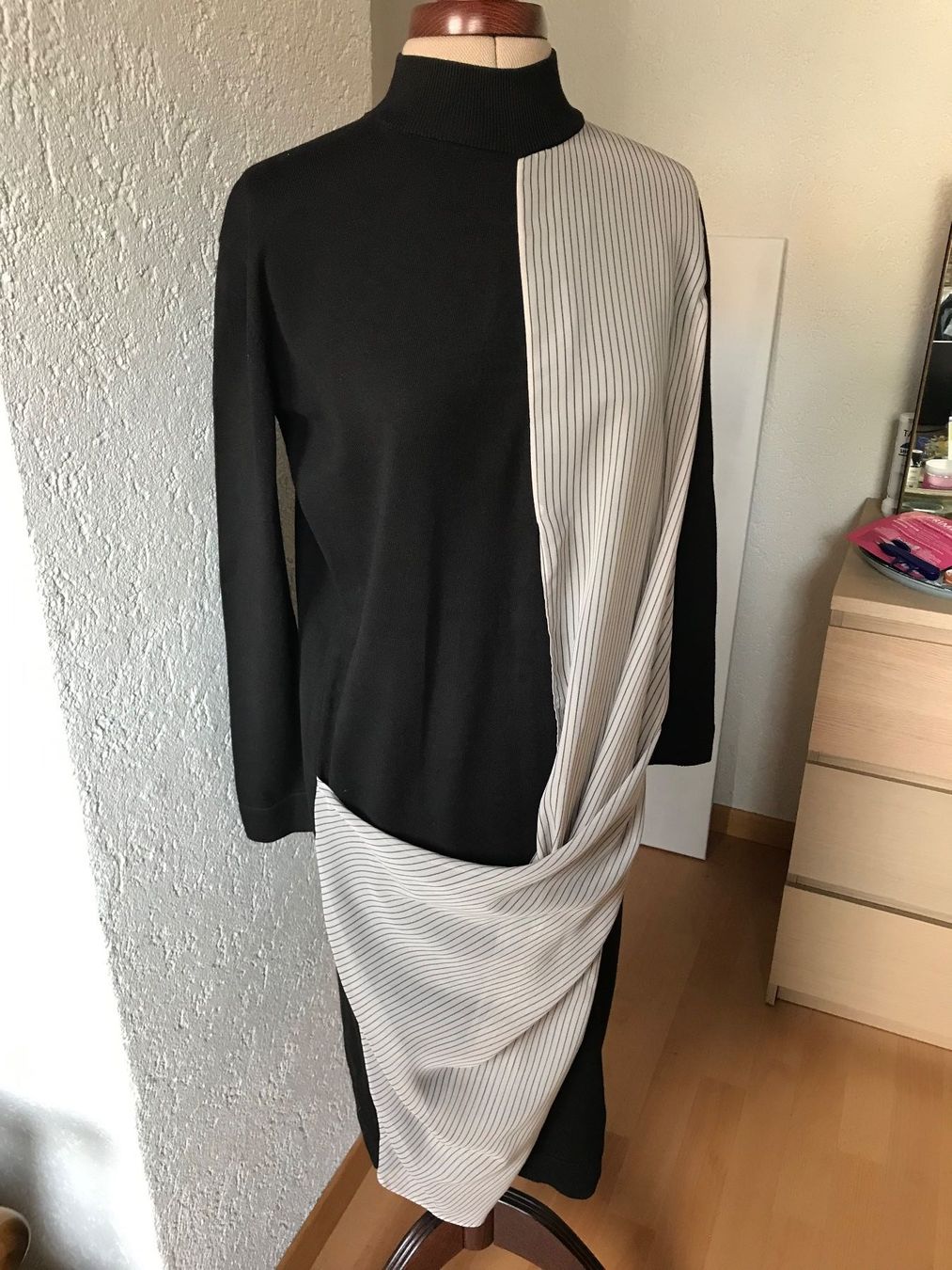 Asos Kleider: Robe originale ASOS avec effet drapé devant taille 34 – Gebraucht aus Basel von Maria-Alexa 1