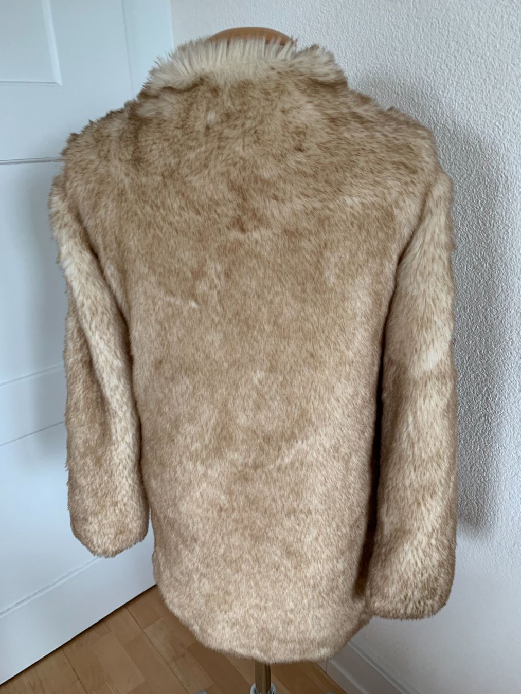 Asos Jacken: asos Damen Kunstfell Jacke, Gr. 36, Beige – Gebraucht aus Worb von farben20zauber 1