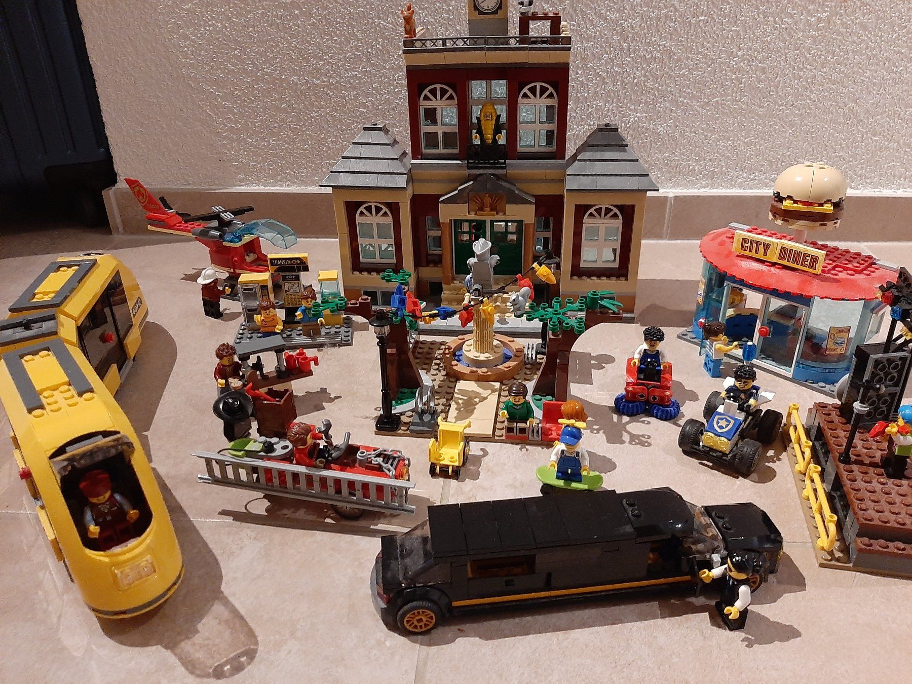 Lego Giocattoli: Lego City 60271 Stadtplatz/ Main Square – Usato da Laufen venduto da Julie231004