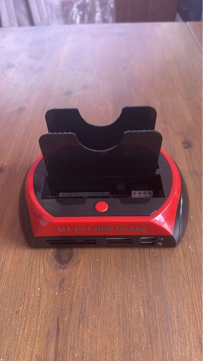 Docking station: All in 1 Card Reader Dockingstation rot/schwarz gebraucht – Neuf (Voir description) à rorschach par hot_qmr9