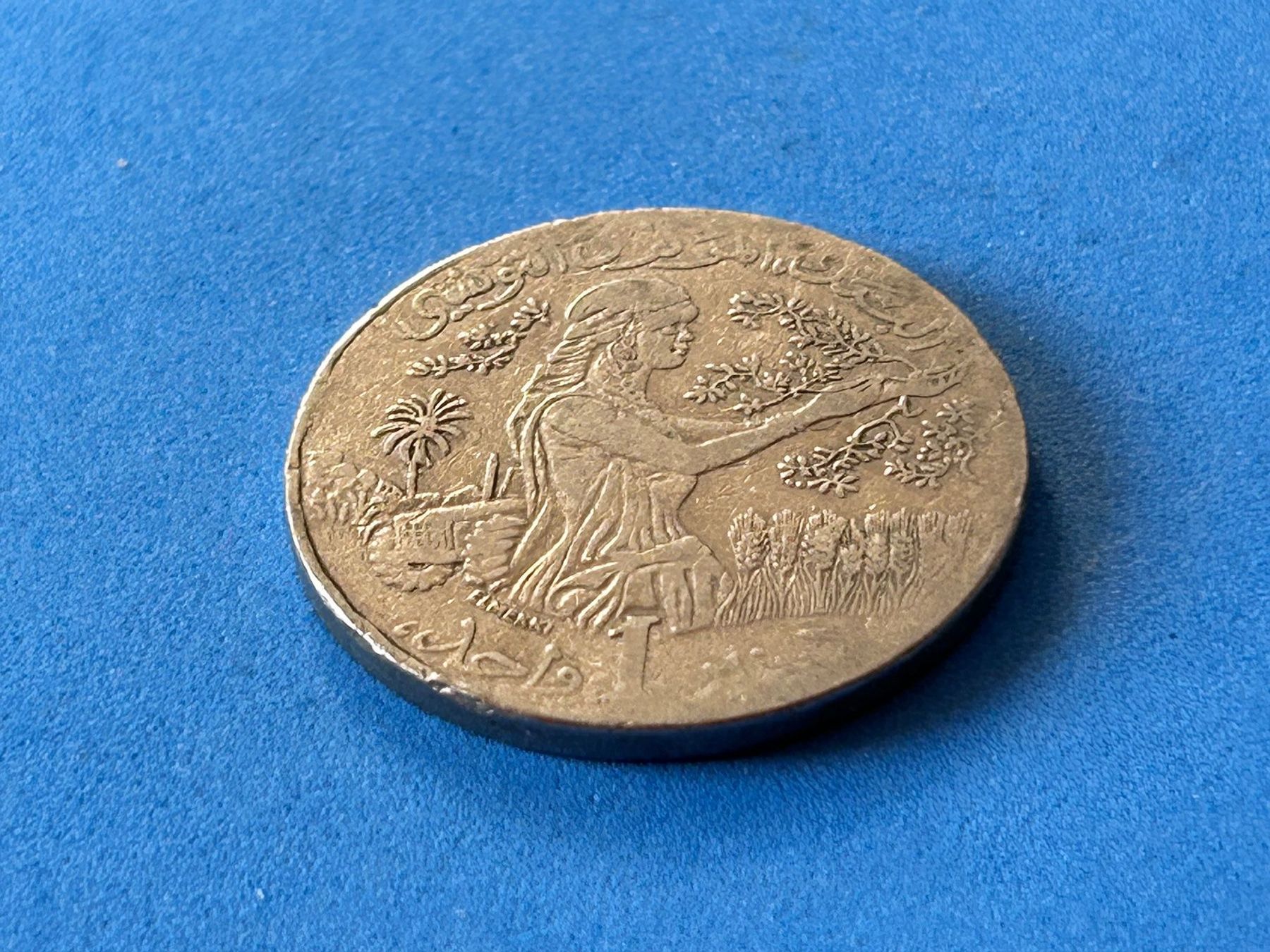 Alle Münzen: Tunisia - 1 Dinar - 2011 [Circulated] – Gebraucht aus Corcelles NE von AJKader 6