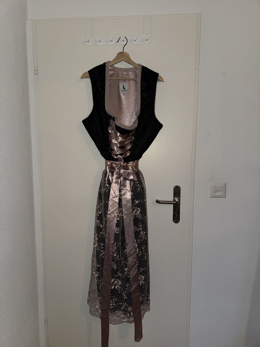 Robes: Dirndl Schwarz /Rosa – D'occasion à Buochs par anj_9fmv