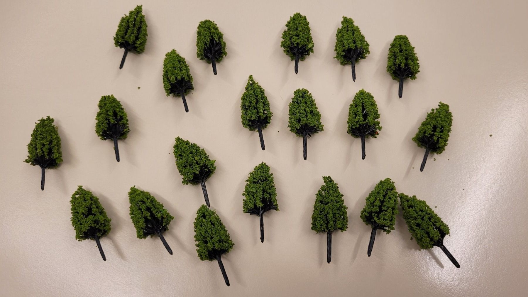 Modelleisenbahnen: 30 jolis sapins verts foncés – Neu und originalverpackt aus Saxon von Sebdem