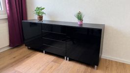 schwarzes Sideboard / Kommode mit Glasplatte