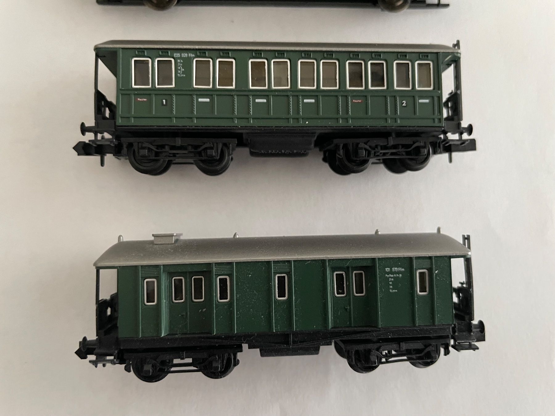 Trix Modelleisenbahnen: Minitrix Spur N Lok mit 5 Wagen – Gebraucht aus Rorschach von Karotten 9