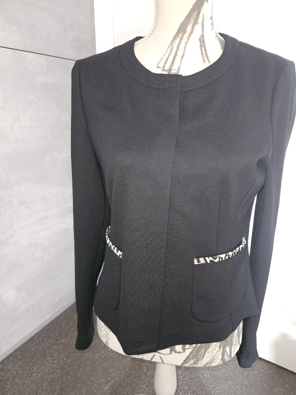 Gerry Weber Giacche: GERRY WEBER Jacke Gr. 40 Schwarz Leo Muster – Nuovo (secondo la descrizione) da Anwil venduto da tamoos