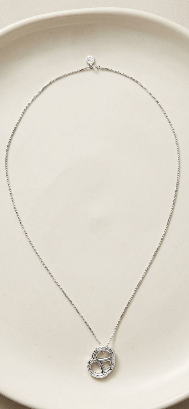 Catenine: Collier Tory Burch argenté pendentif – Nuovo e nell'imballaggio originale da Echichens venduto da unideks