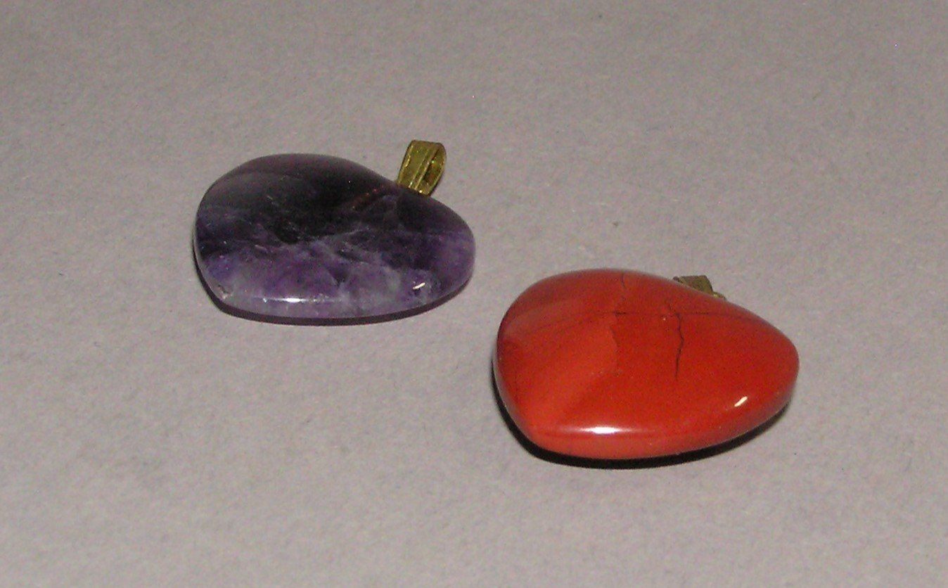 Ciondoli: 2 HERZANHÄNGER ROTER JASPIS / AMETHYST – Nuovo (secondo la descrizione) da Grenchen venduto da Antique-hunter 1