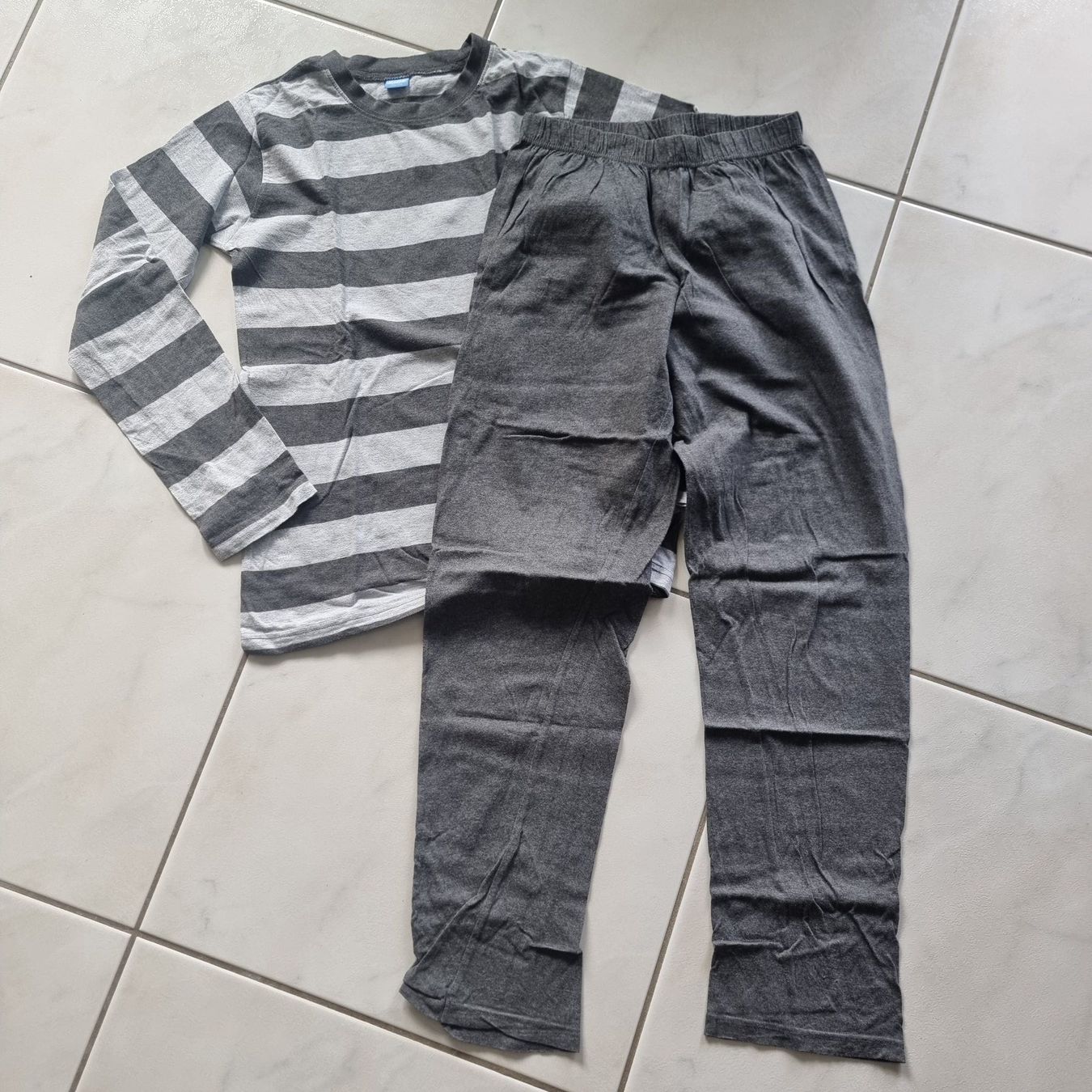 Migros Pyjamas & Ähnliches: Winter Pyjama, Grösse 146/152, Grau/Weiss gestreift – Gebraucht aus Arth von Africa44