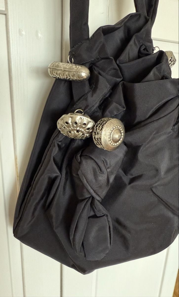 Taschen für Damen: Unique Black Evening Bag with Decorative Silver Charms – Gebraucht aus Epalinges von Lily2006 2