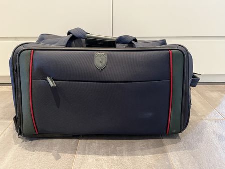 Elegante blaue Reisetasche