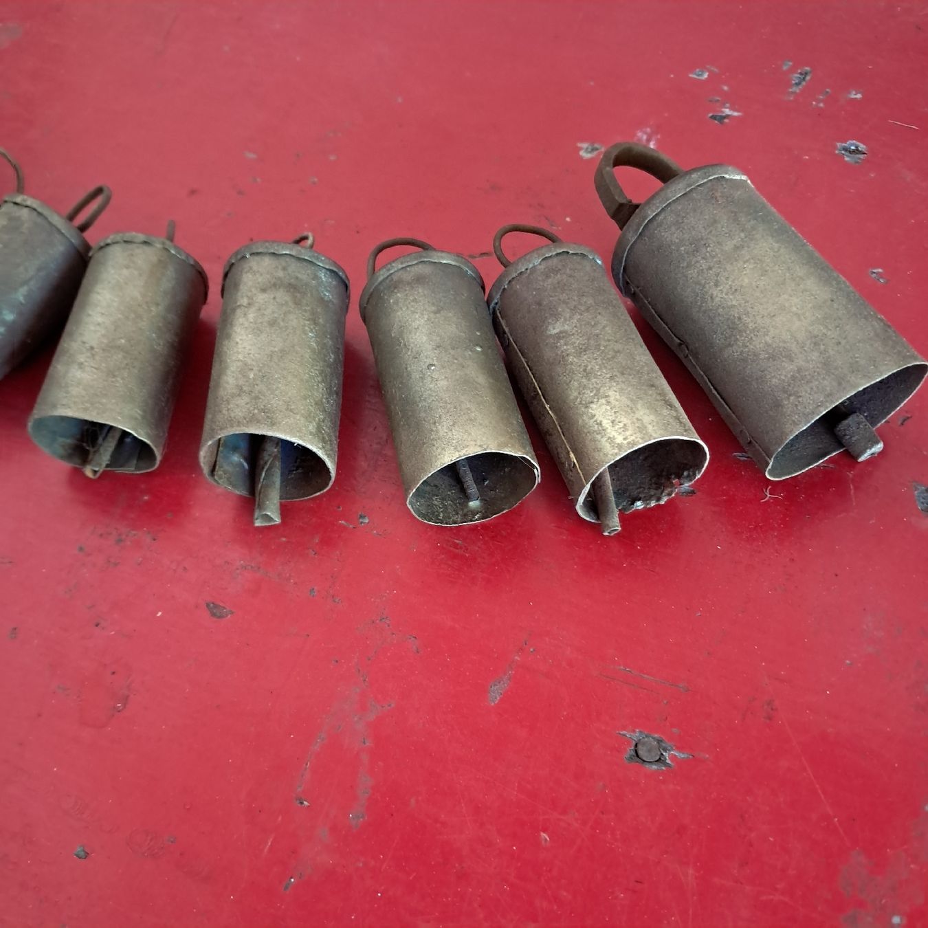 Campanacci mucche: 11 ANTIKE KLEINE GLOCKEN  – Usato da Murten venduto da SHETHOF 1