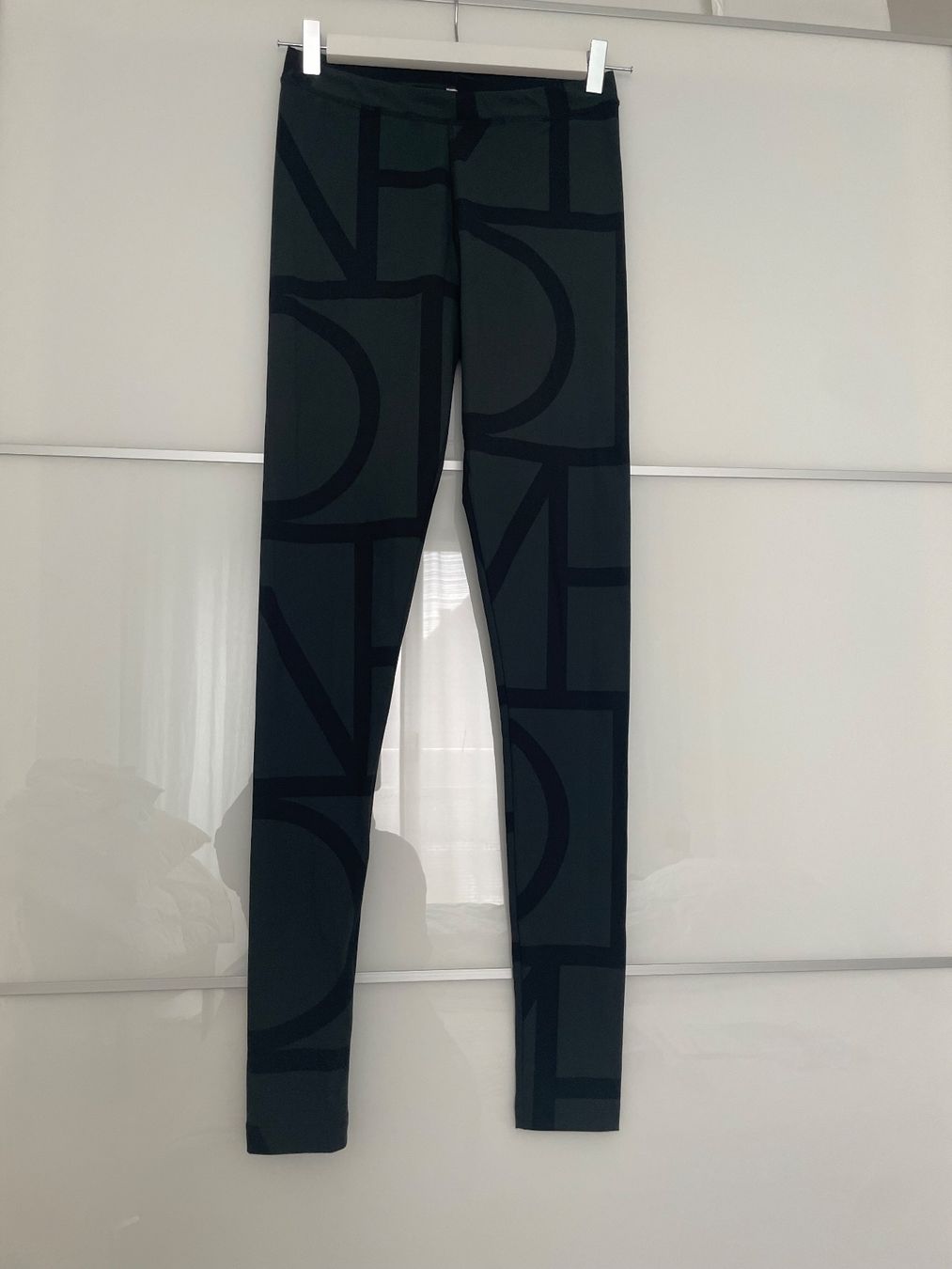 Leggings: TOTEME Leggings mit grafischem Print – Nuovo e nell'imballaggio originale da Zürich venduto da erica72