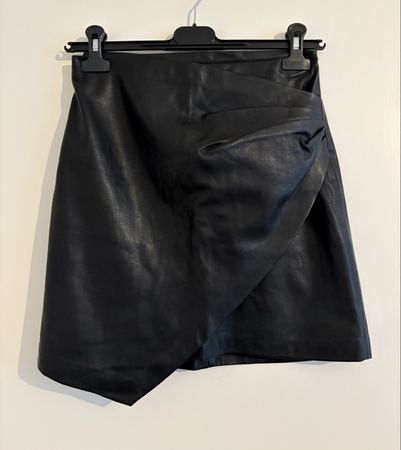 Rock aus Kunstleder MANGO, Gr. XS. (34)